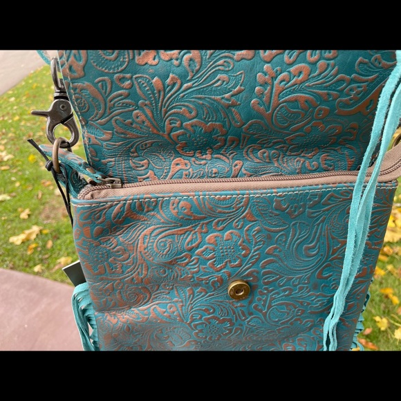 NWT Stunning Crossbody Genuine Leather- Turquoise with a Rose Gold Tooling - Picture 3 of 6